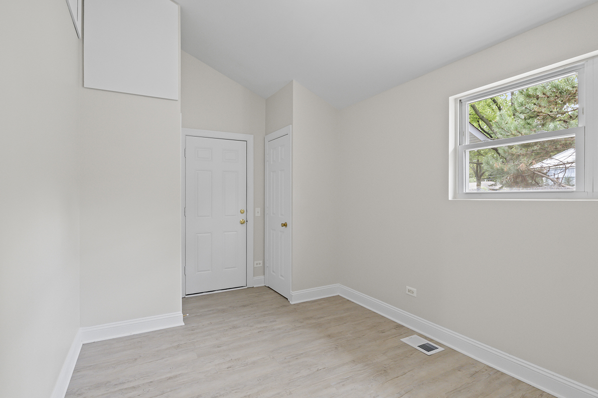 2900 Swallow Lane Rolling Meadows, IL 60008 - Photo 17 of 37 an empty room with a window