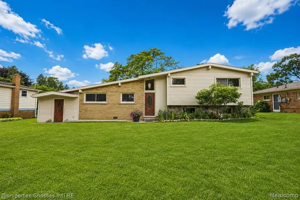 $298,528 | 1318 South Williams Lake Road, White Lake, MI 48386
