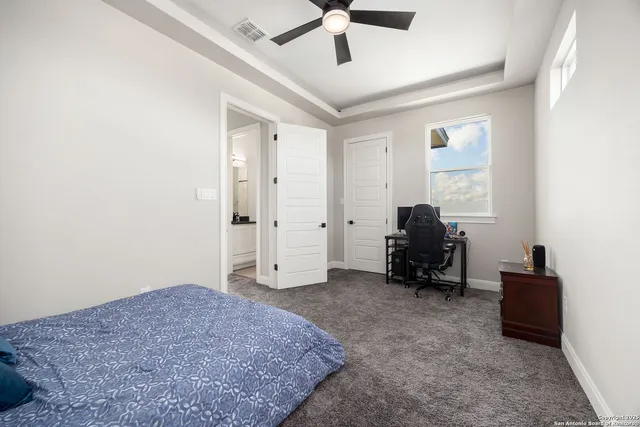 a view of a livingroom with a workspace