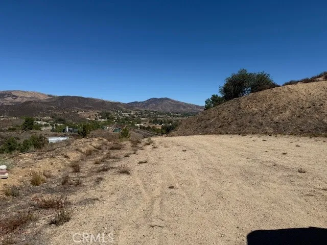 10858 Pellona Road Santa Clarita, CA 91350 - Photo 3 of 5 a view of a dry yard