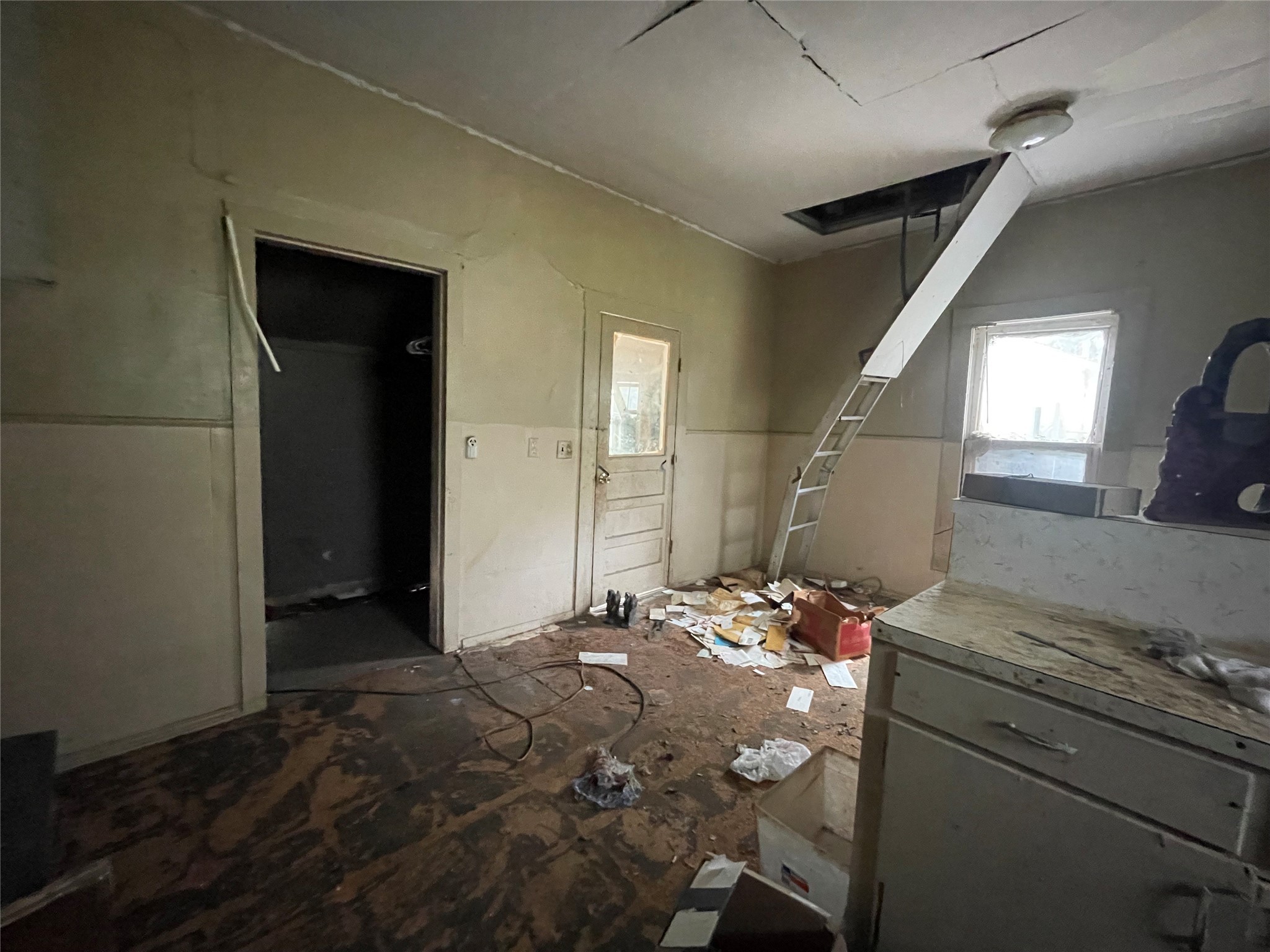 420 4th Street Rosenberg, TX 77471 - Photo 12 of 16 a bedroom with a bed and a mirror