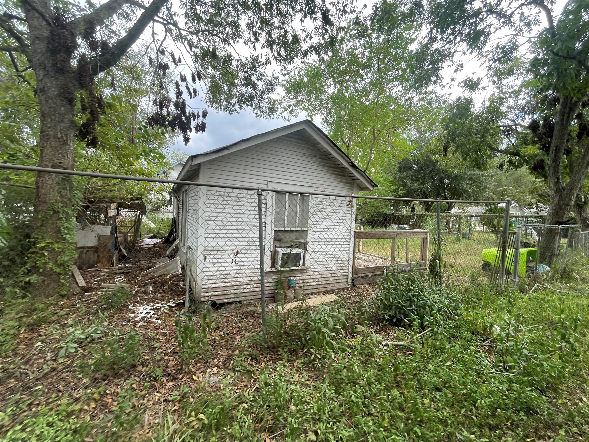 420 4th Street Rosenberg, TX 77471 - Photo 16 of 16 a backyard of a house with lots of green space