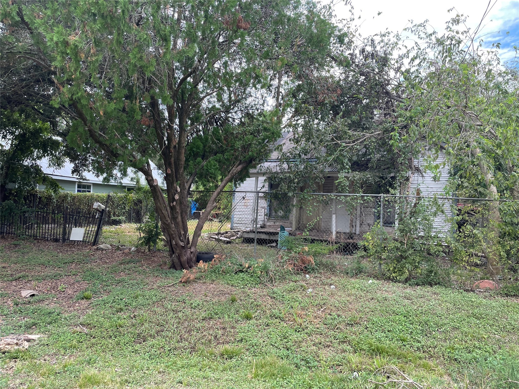 420 4th Street Rosenberg, TX 77471 - Photo 4 of 16 a backyard of a house with seating space