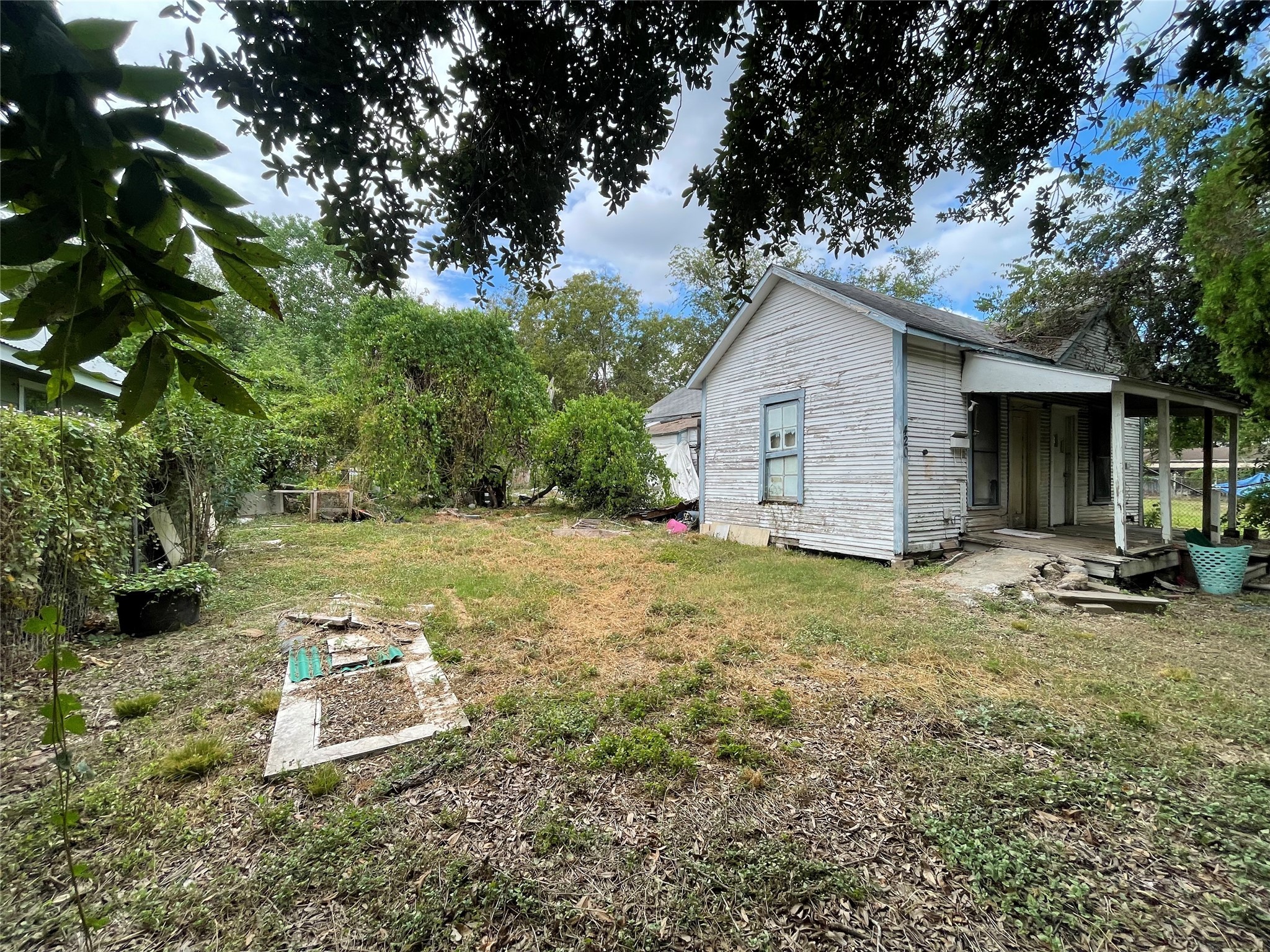 420 4th Street Rosenberg, TX 77471 - Photo 5 of 16 a backyard of a house with table and chairs under an umbrella