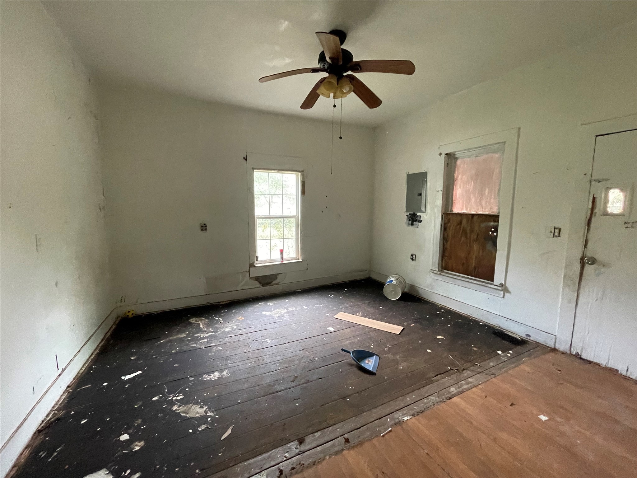 420 4th Street Rosenberg, TX 77471 - Photo 7 of 16 a view of a room that has a window