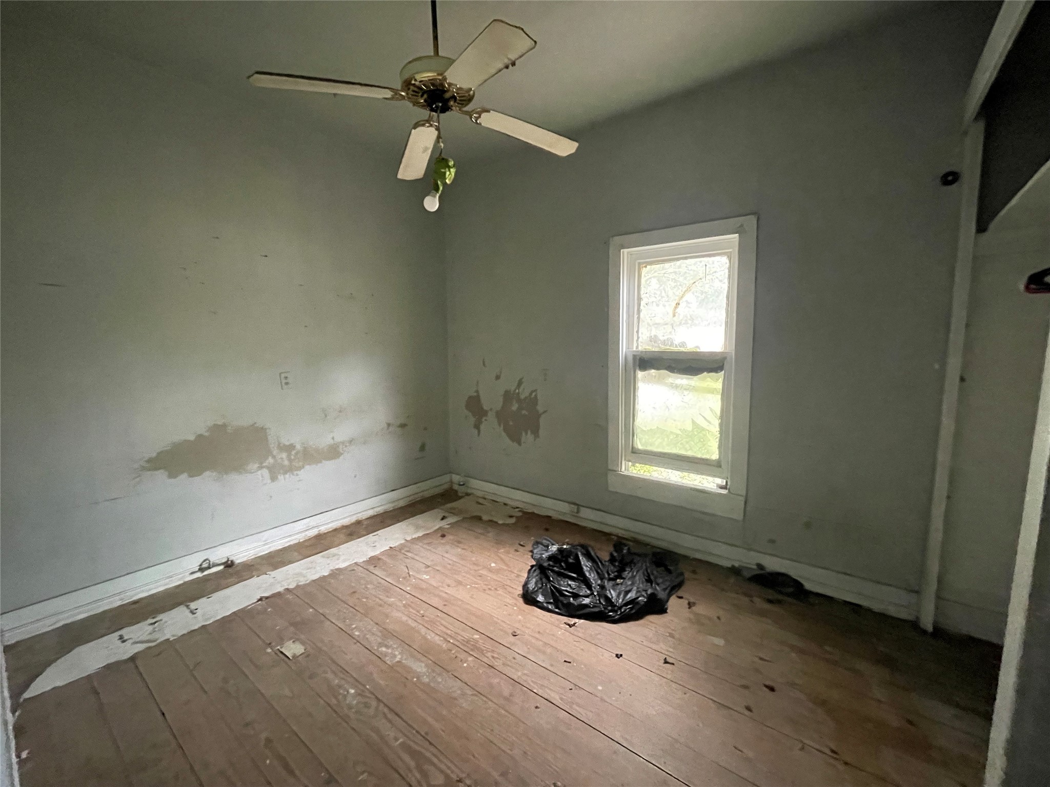 420 4th Street Rosenberg, TX 77471 - Photo 8 of 16 a view of a room with a window and a ceiling fan