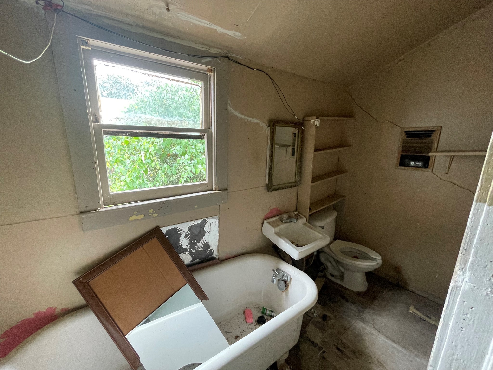 420 4th Street Rosenberg, TX 77471 - Photo 9 of 16 a bathroom with a sink and a toilet