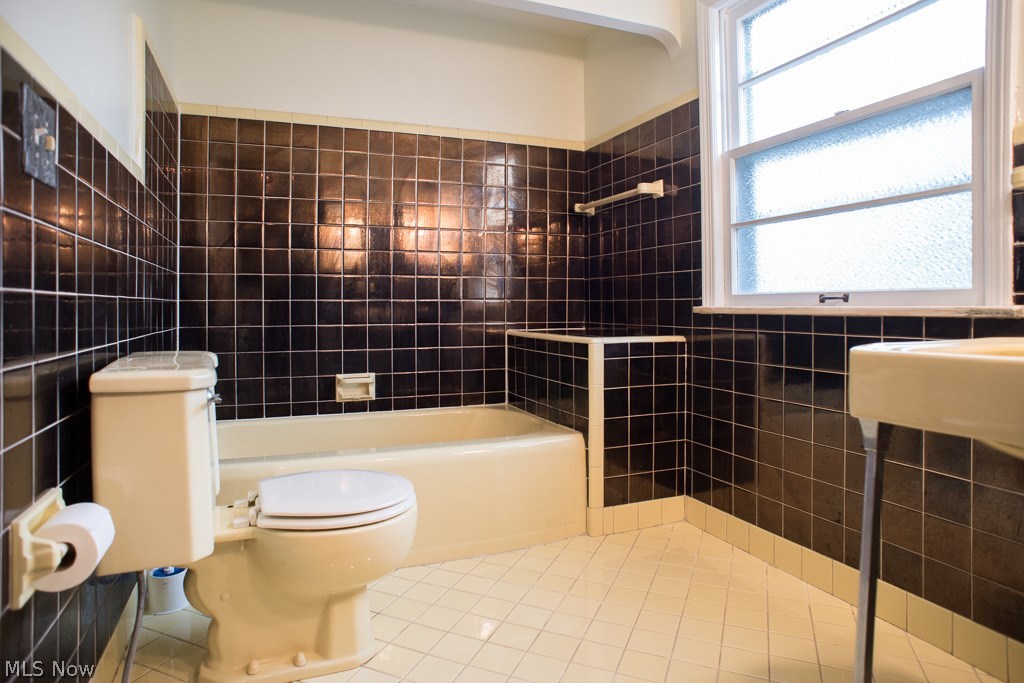 4029 Silsby Road University Heights, OH 44118 - Photo 12 of 14 Full Bath