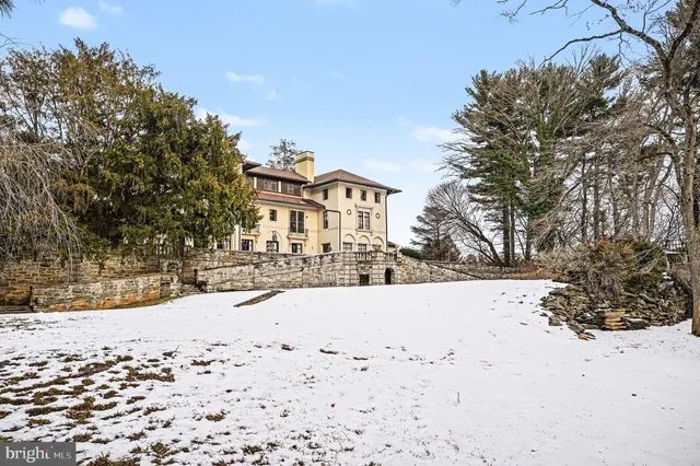 a picture of a wall with a picture on the wall