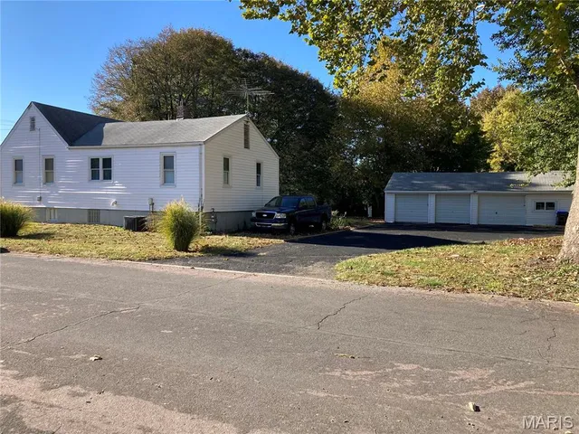 $1,400 | 915 Lindsay Lane, Florissant, MO 63031