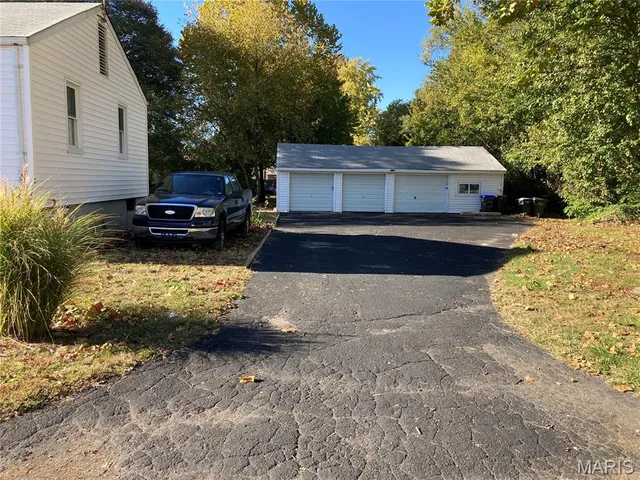 $1,400 | 915 Lindsay Lane, Florissant, MO 63031