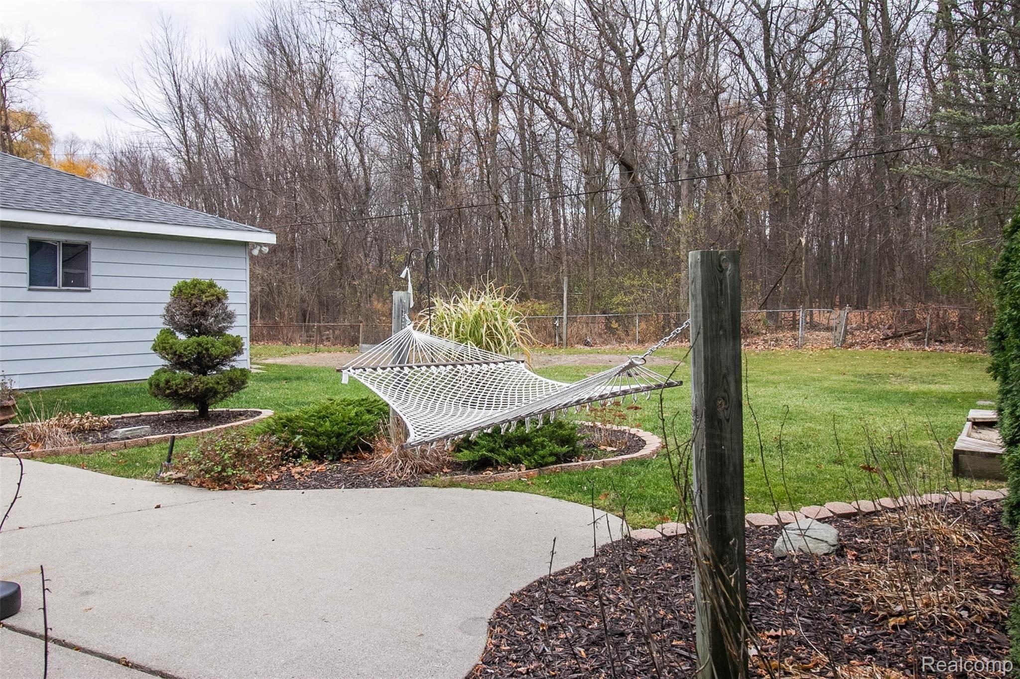 1907 Henbert Road West Bloomfield, MI 48324 - Photo 28 of 33 46.jpg