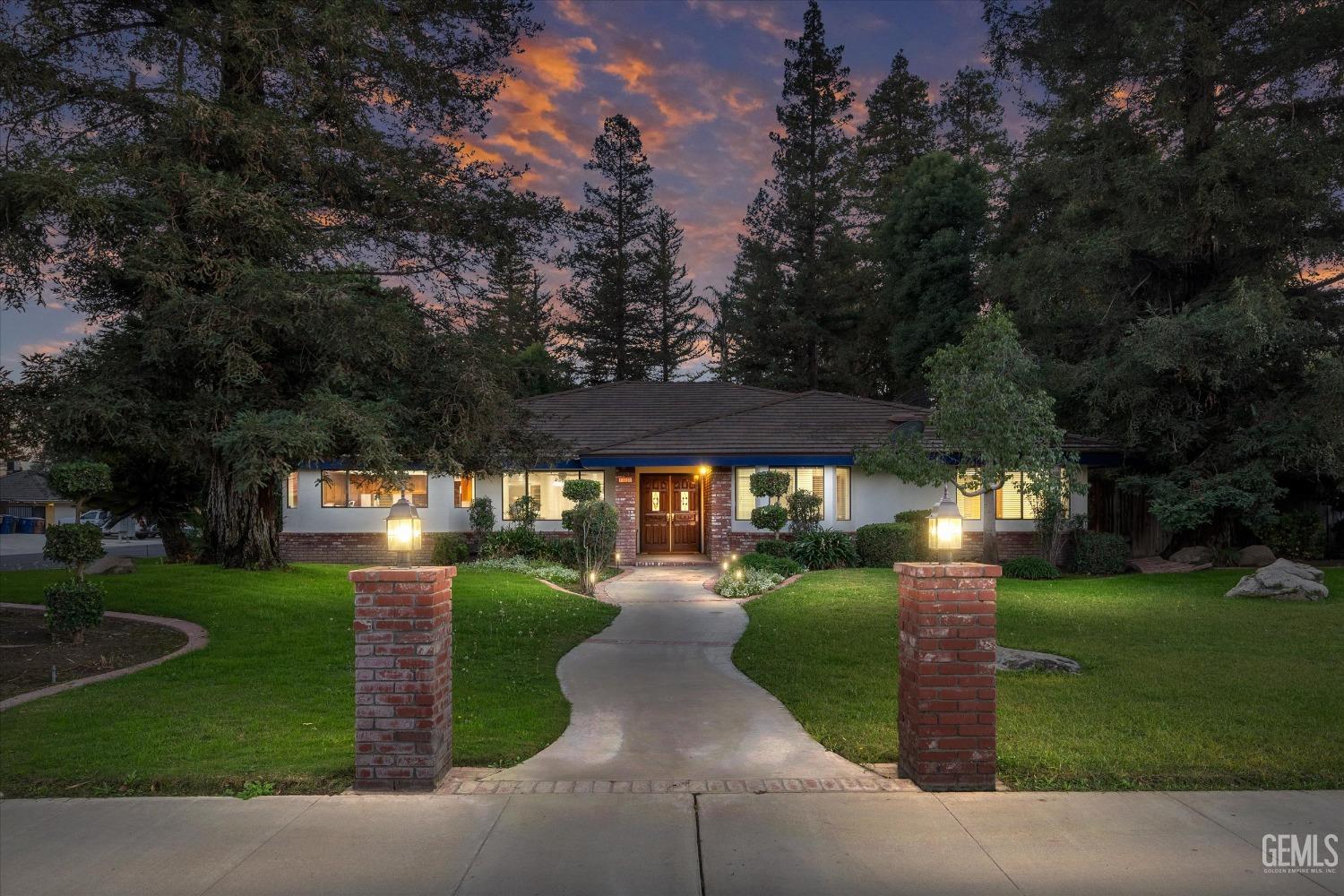 a view of a street and a fountain