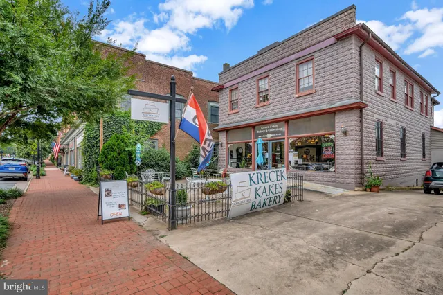 a view of front of a house with a yard