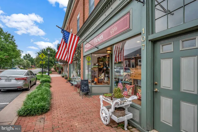 a view of front of a house with a yard