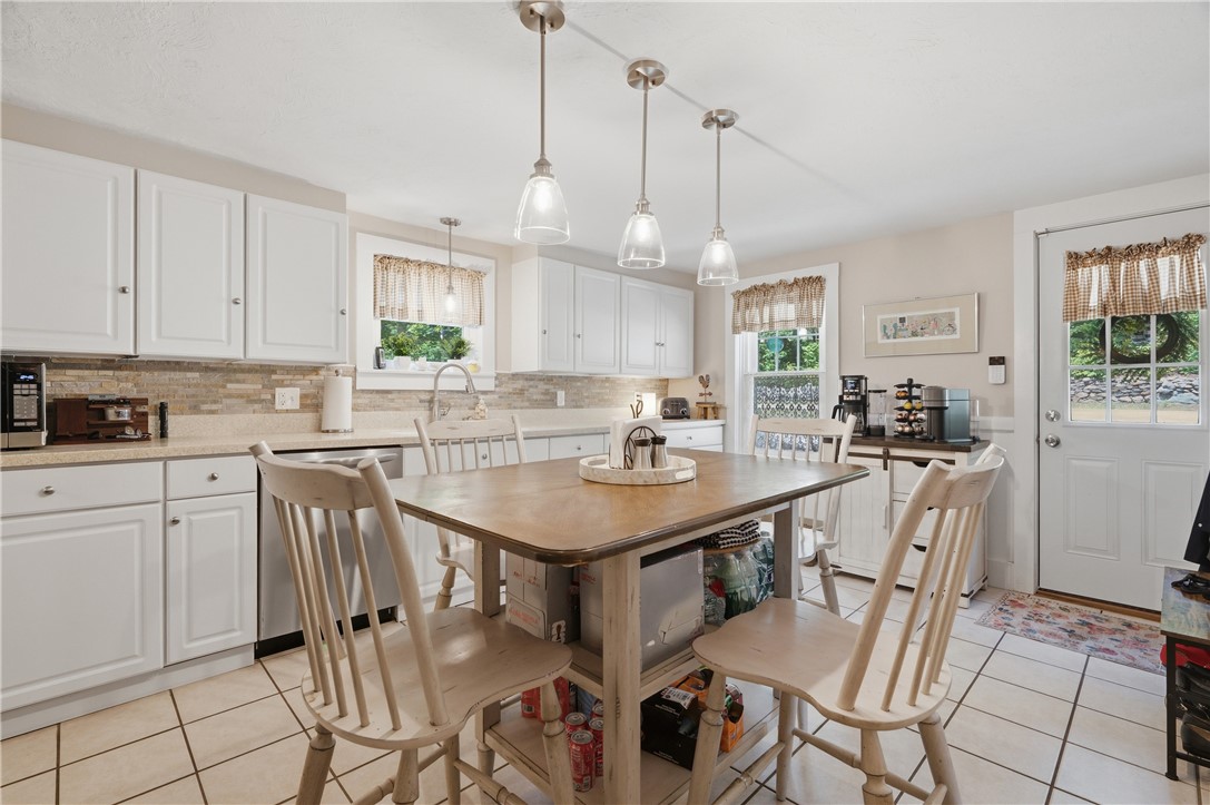 44 Old Great Road North Smithfield, RI 02896 - Photo 5 of 41