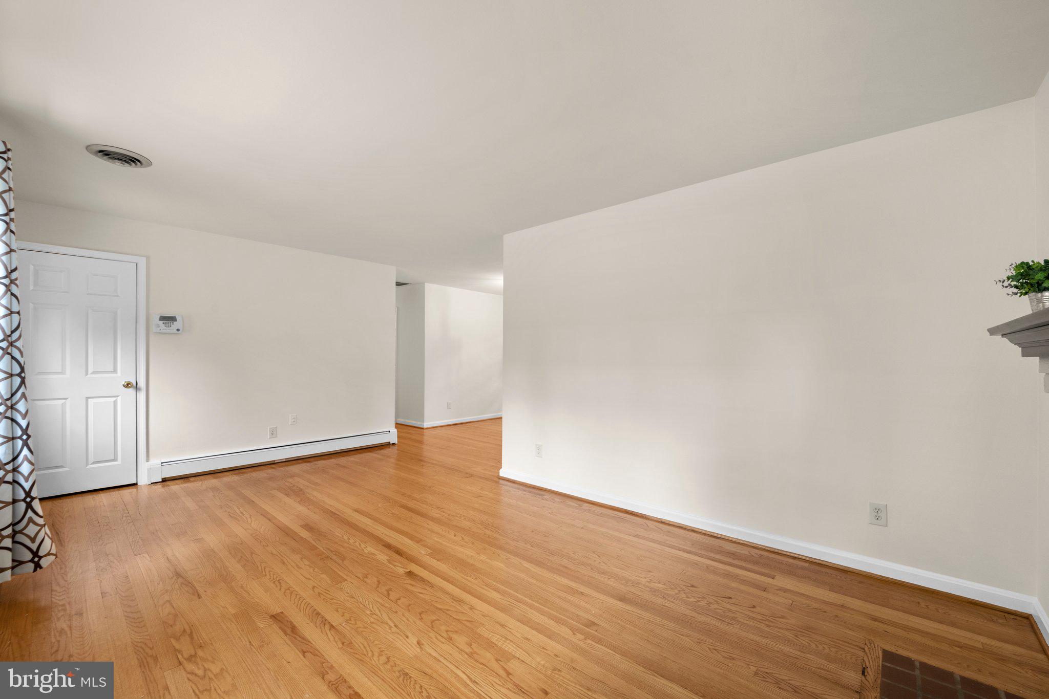 8901 Briarcroft Lane Laurel, MD 20708 - Photo 11 of 41 Living Room