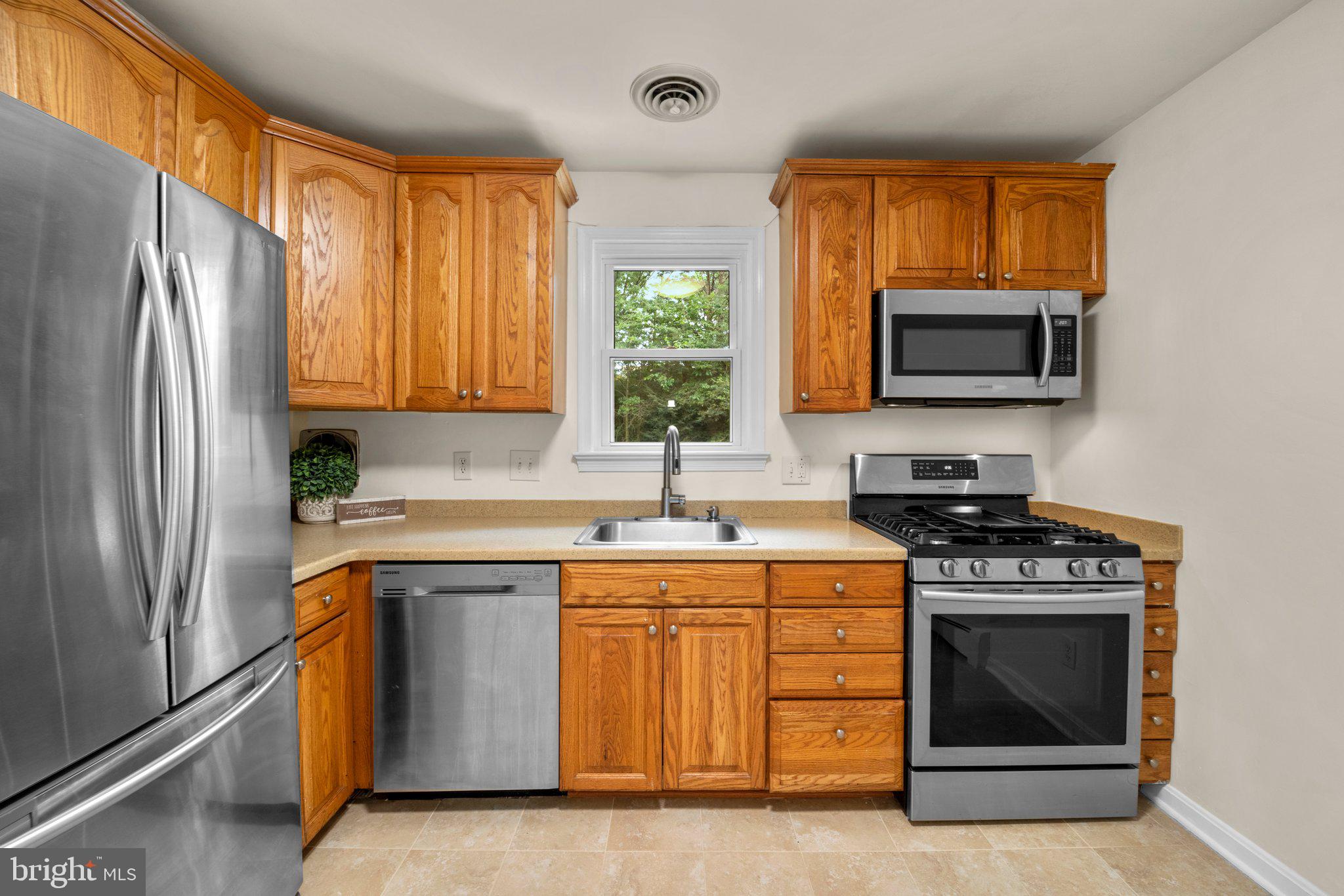 8901 Briarcroft Lane Laurel, MD 20708 - Photo 14 of 41 Kitchen