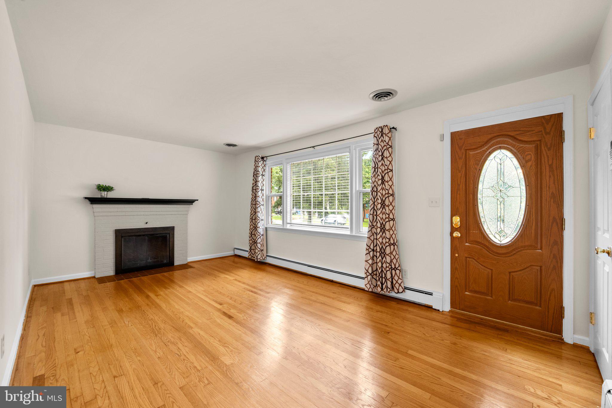 8901 Briarcroft Lane Laurel, MD 20708 - Photo 7 of 41 Living Room