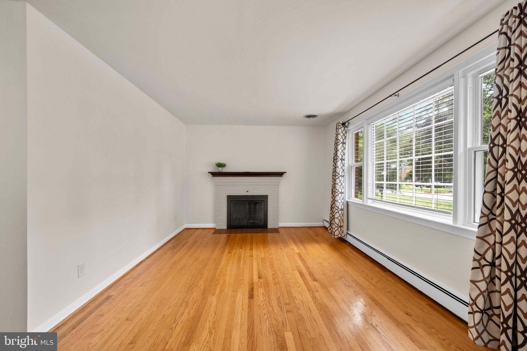 8901 Briarcroft Lane Laurel, MD 20708 - Photo 9 of 41 Living Room