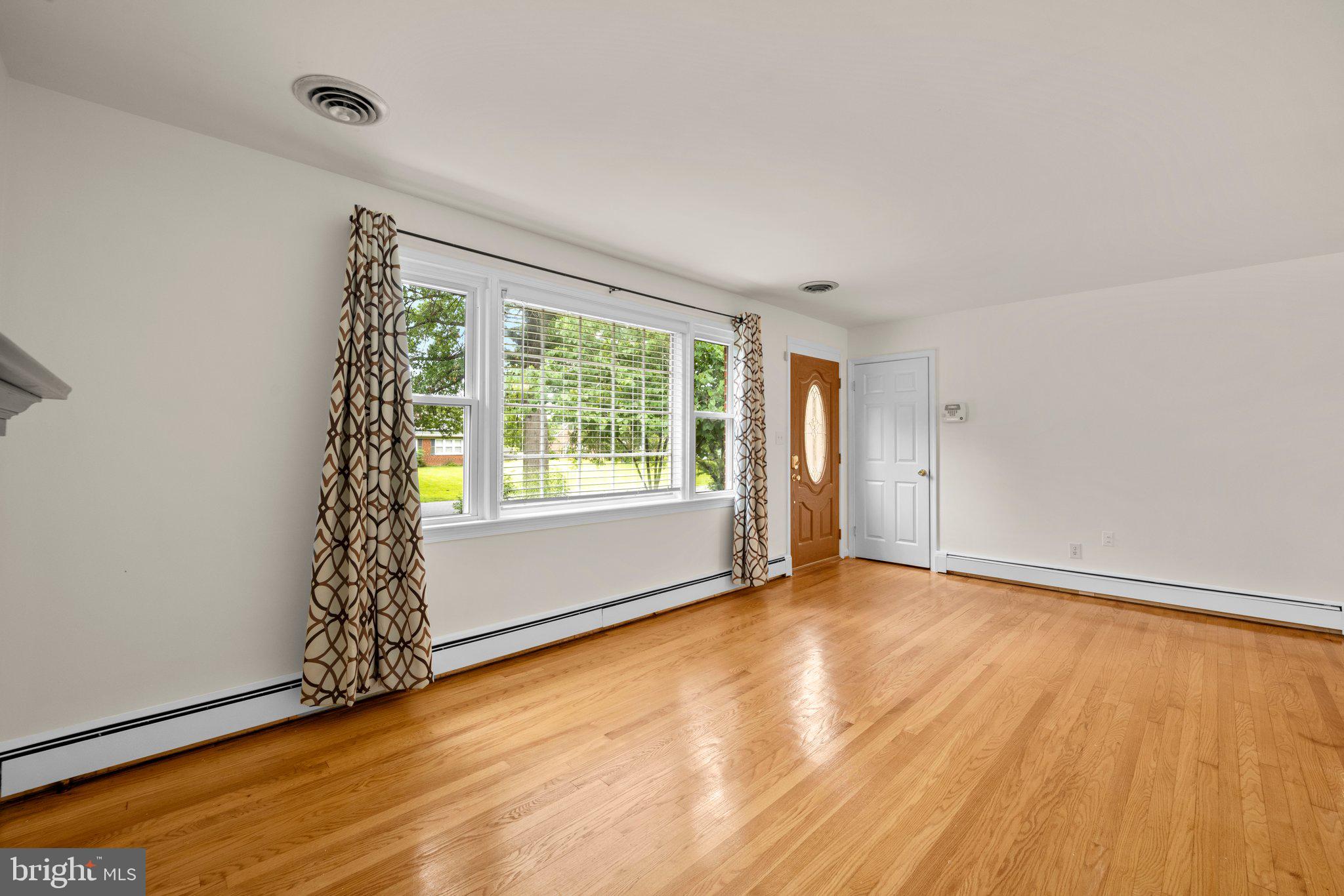 8901 Briarcroft Lane Laurel, MD 20708 - Photo 10 of 41 Living Room