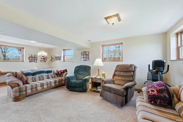 $249,900 | 9927 Portage Road, Roanoke, IN 46783