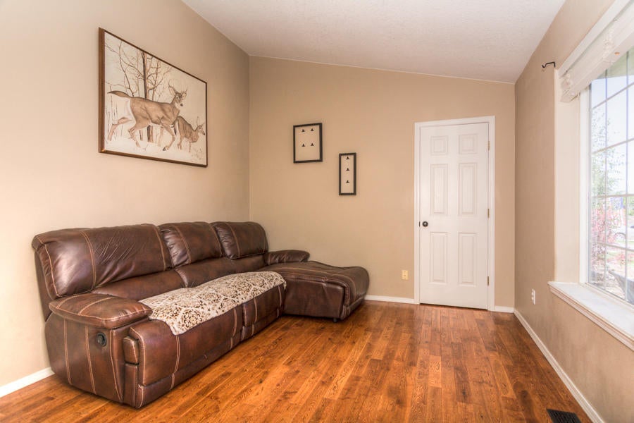 2139 Southwest 35th Street Redmond, OR 97756 - Photo 5 of 24 35th St SW 2139 Web (4 of 28)