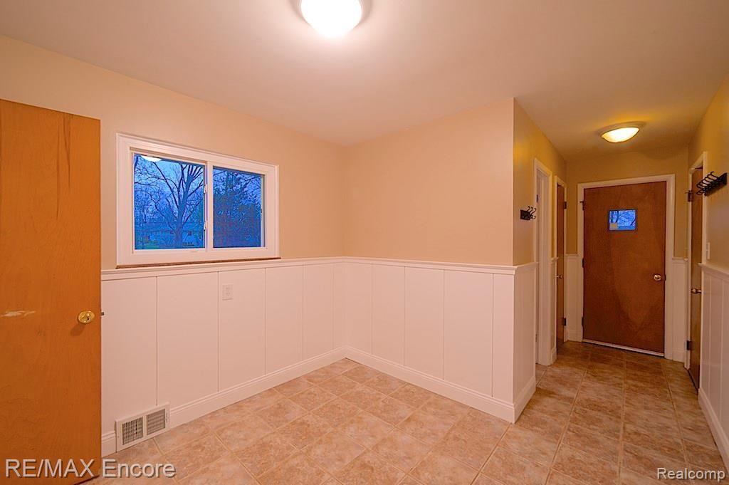 160 Kalhaven Road Rochester Hills, MI 48307 - Photo 11 of 24