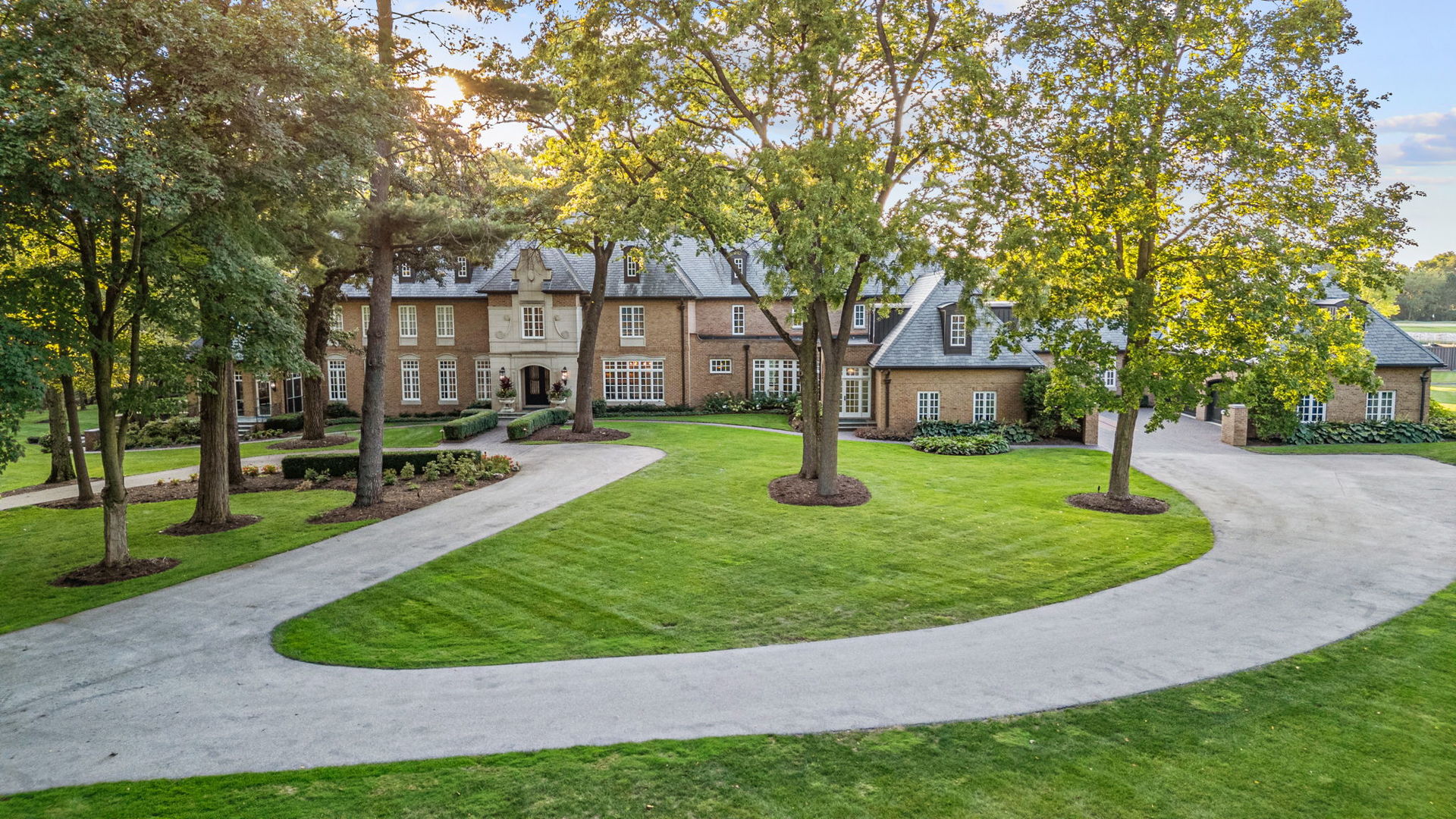 a view of a house with backyard and trees