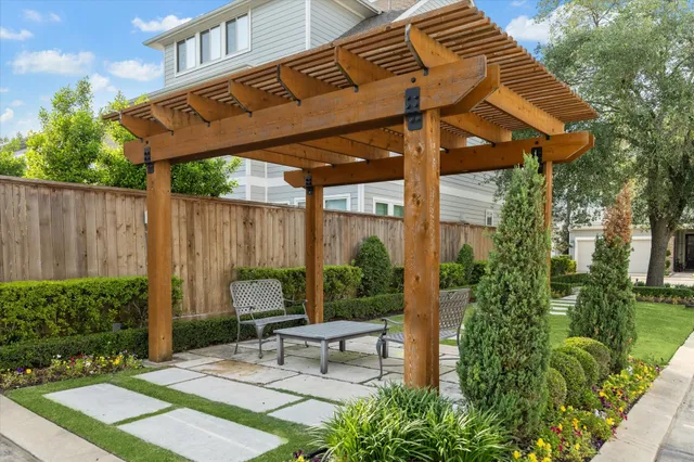 $775,000 | 8706 Strongoak Ln., Houston, TX 77055