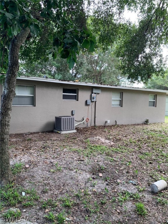 4513 Luckett Road Fort Myers, FL 33905 - Photo 3 of 20 a backyard of a house with lots of green space