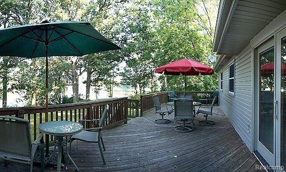 2641 Fry Road Highland, MI 48357 - Photo 5 of 22 Deck