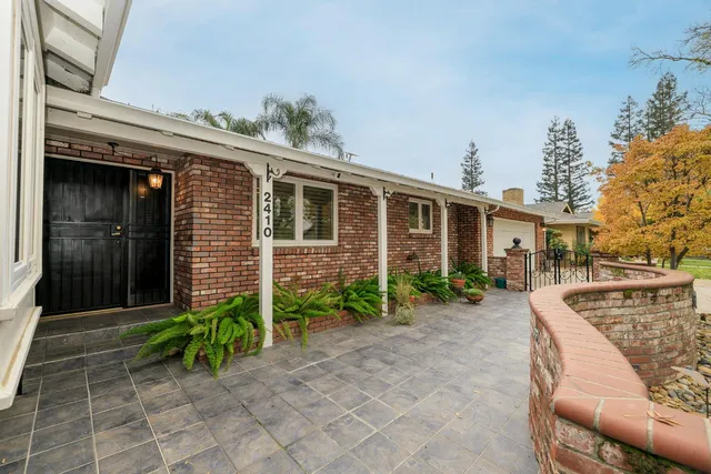 a view of an empty room with window