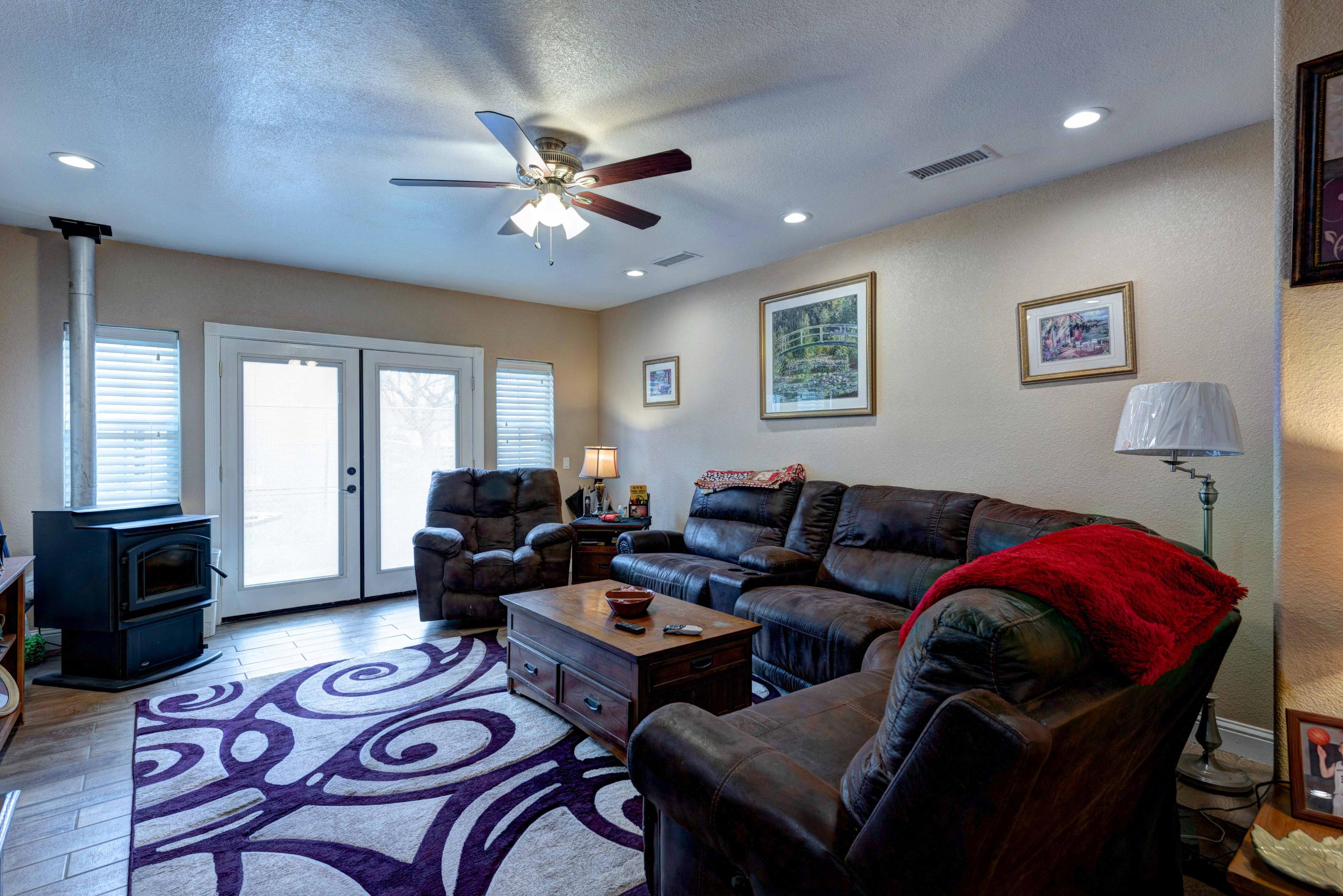 20350 Old Alturas Road Redding, CA 96003 - Photo 3 of 21 Living Room
