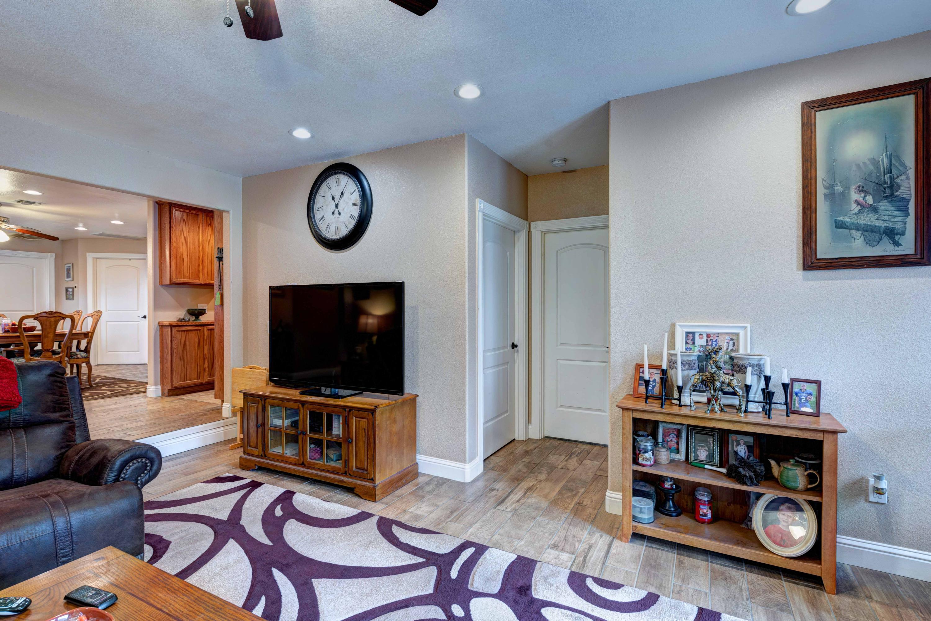 20350 Old Alturas Road Redding, CA 96003 - Photo 4 of 21 Living Room