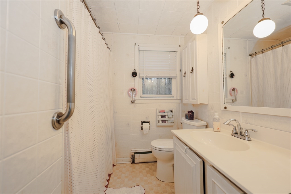 26 Valley View Road Leominster, MA 01453 - Photo 4 of 24