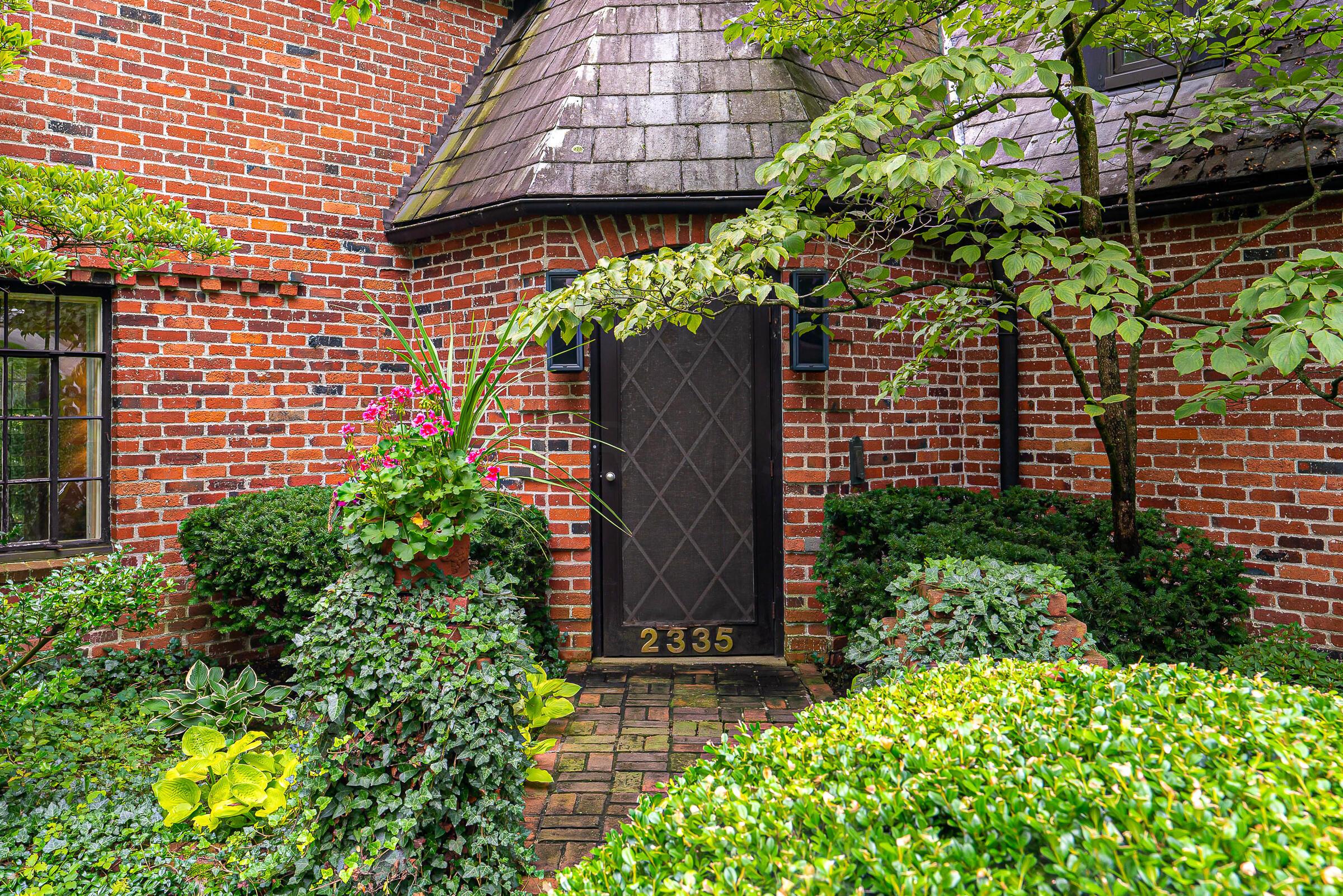 2335 Abington Road Columbus, OH 43221 - Photo 2 of 41