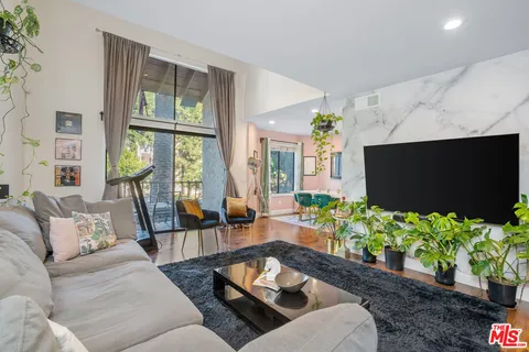 $929,000 | 323 North Jackson Street, Unit 115, Glendale, CA 91206