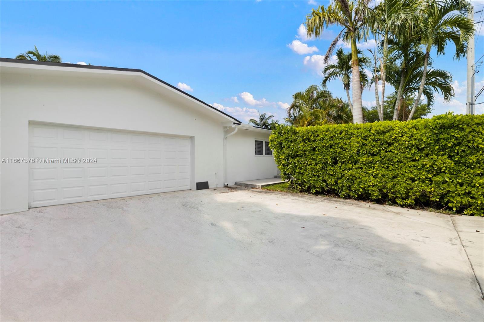 10005 Southwest 79th Avenue Miami, FL 33156 - Photo 30 of 32 a view of a backyard