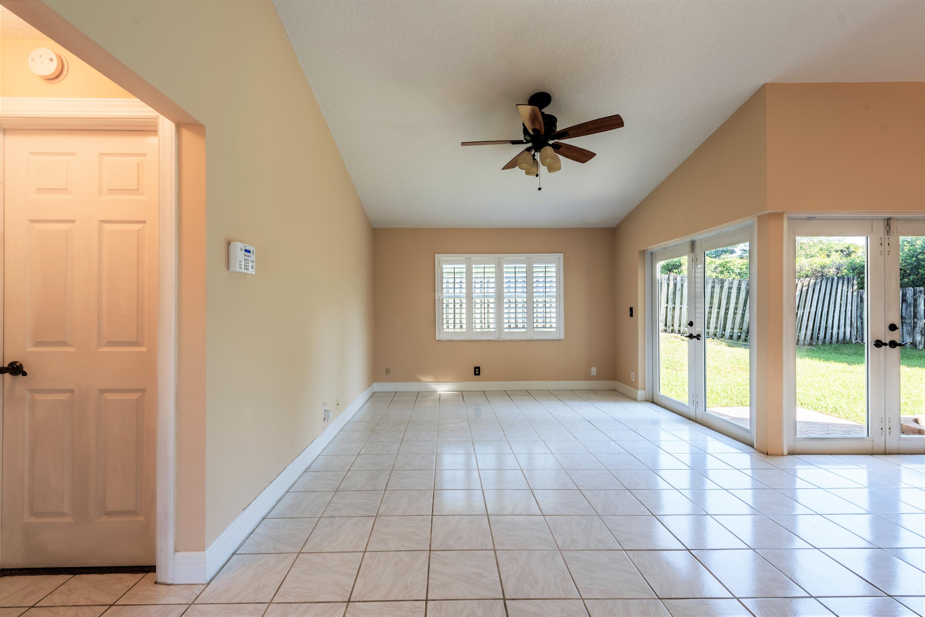 9865 Liberty Court Boca Raton, FL 33434 - Photo 7 of 47 Living Room