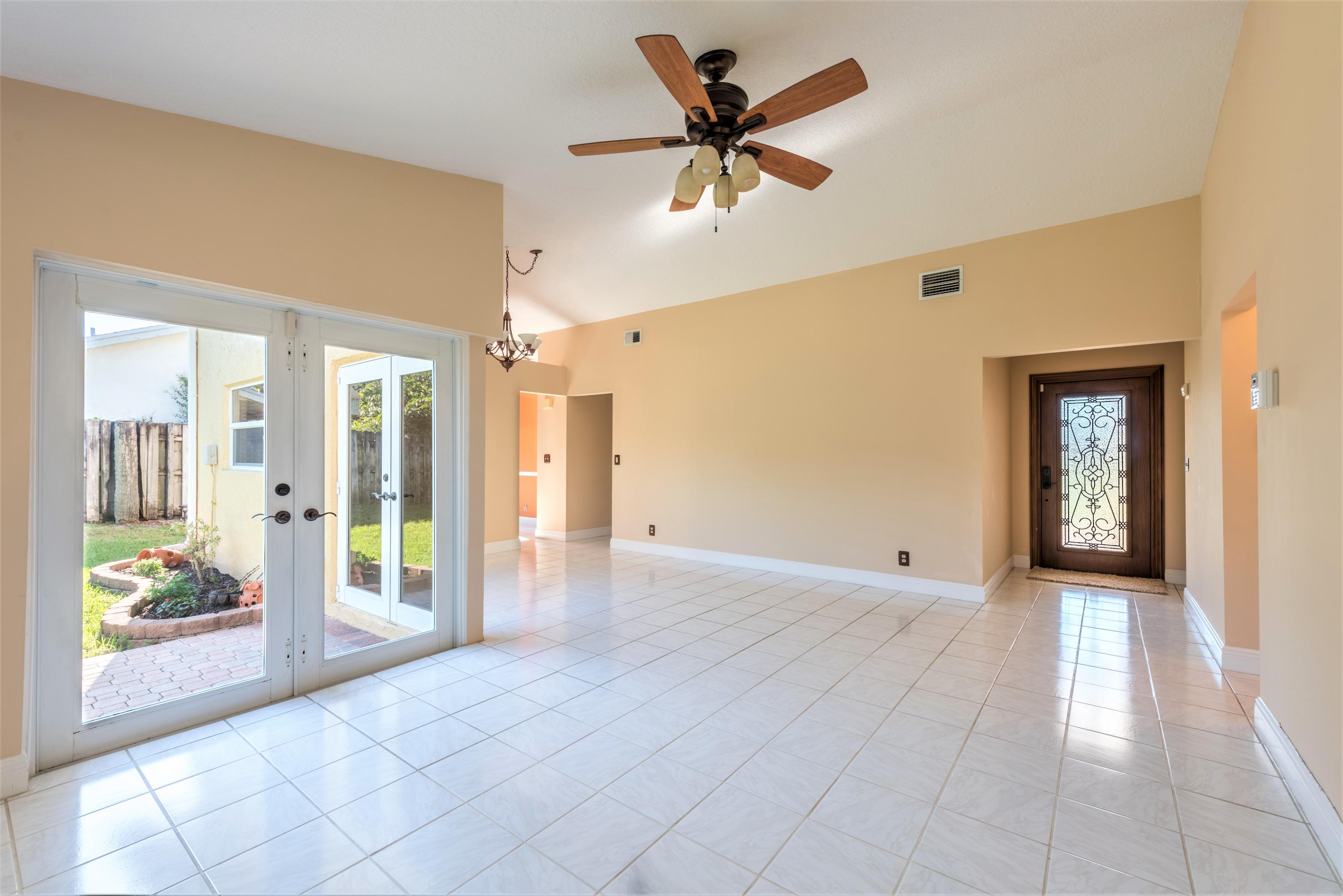9865 Liberty Court Boca Raton, FL 33434 - Photo 10 of 47 Living Room/Front Door