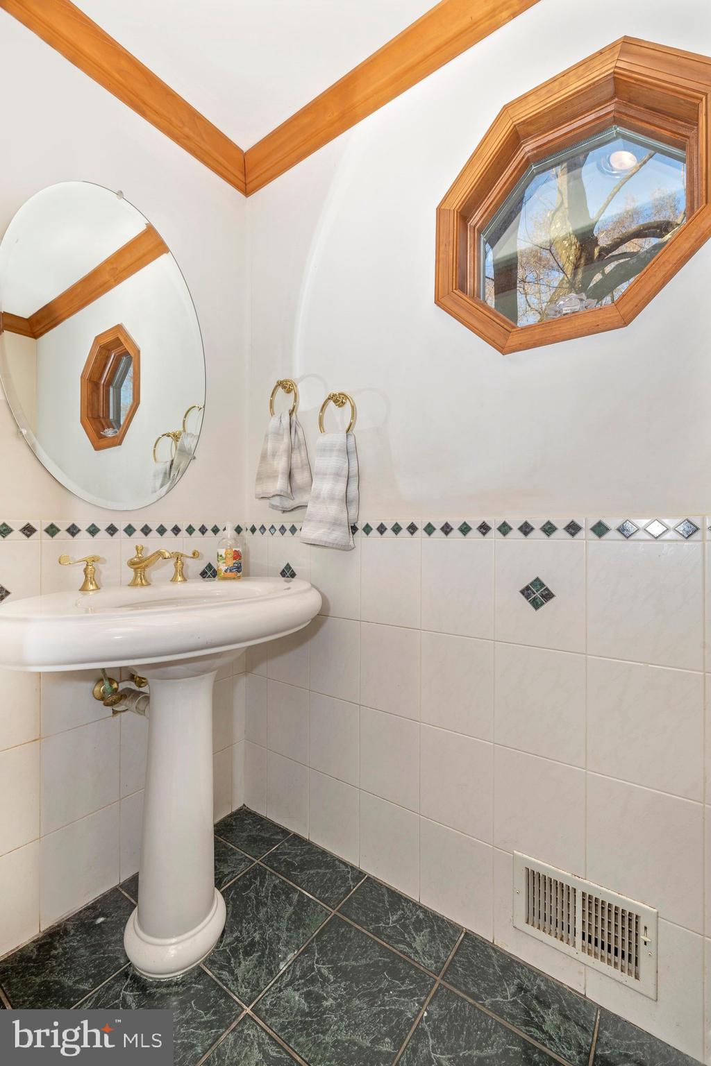 2444 Mullinix Mill Road Mount Airy, MD 21771 - Photo 20 of 66 Powder Room