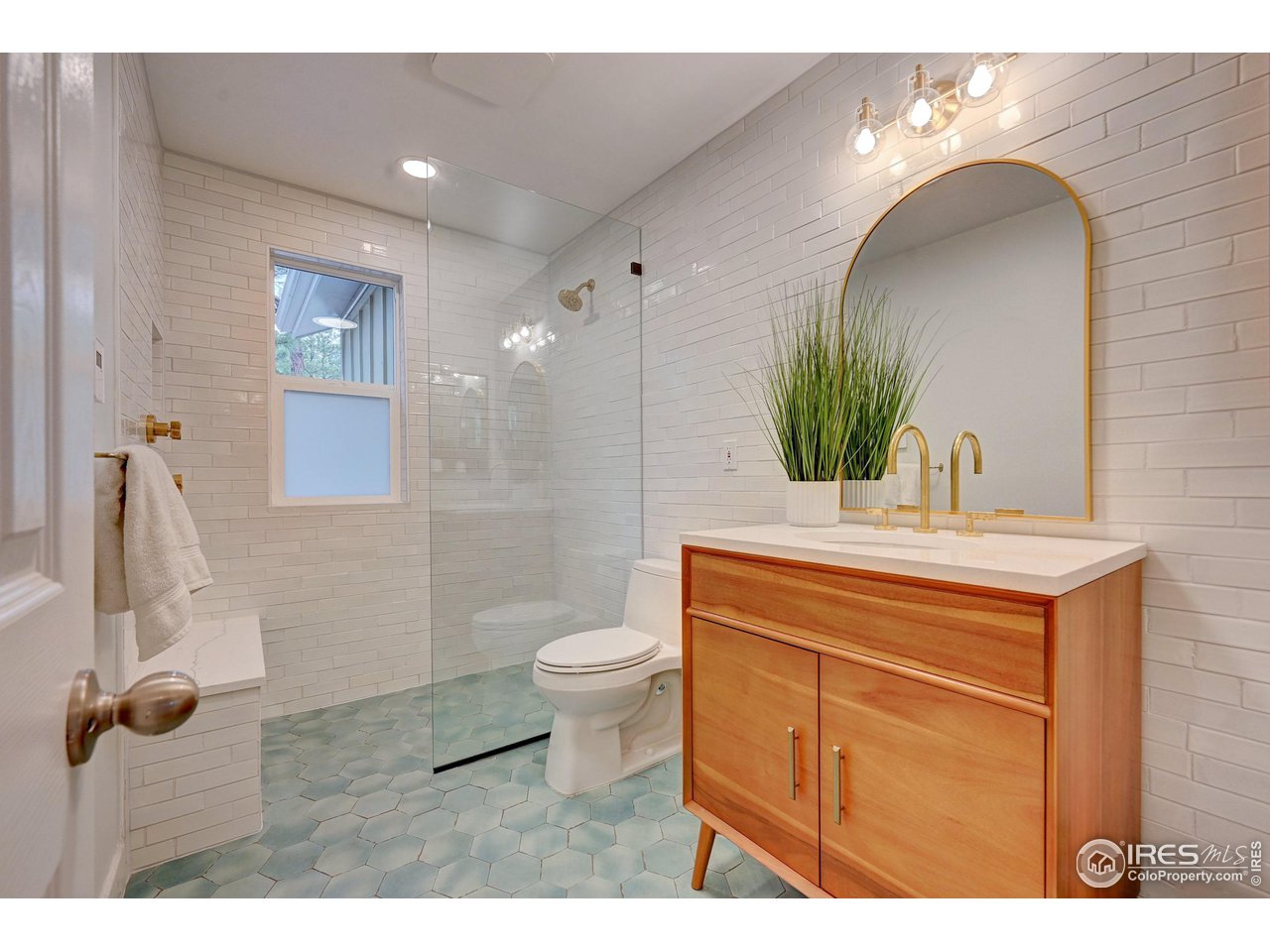 924 West Kelly Road West Boulder, CO 80302 - Photo 15 of 37 a bathroom with a sink a toilet and shower