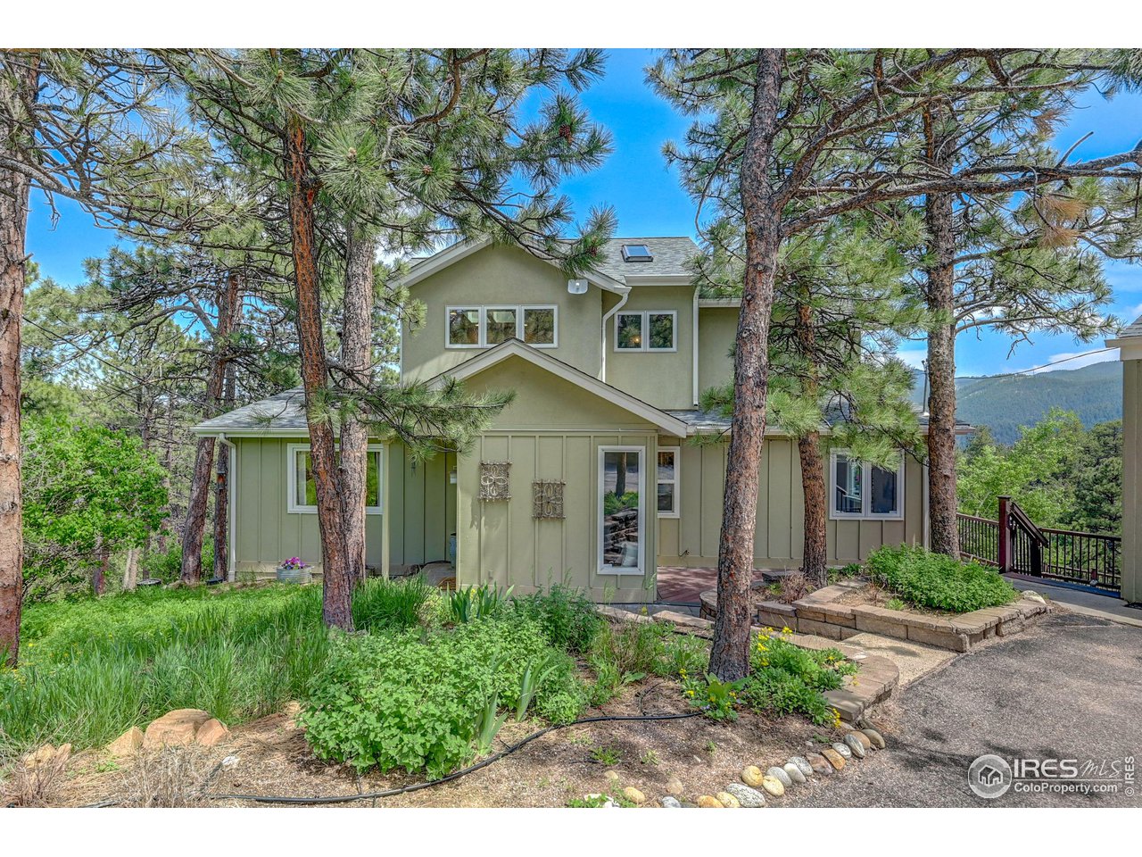 924 West Kelly Road West Boulder, CO 80302 - Photo 2 of 37 a front view of a house with garden