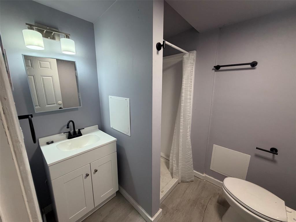 714 Southwest Dallas Street Grand Prairie, TX 75051 - Photo 8 of 27 Third Bathroom