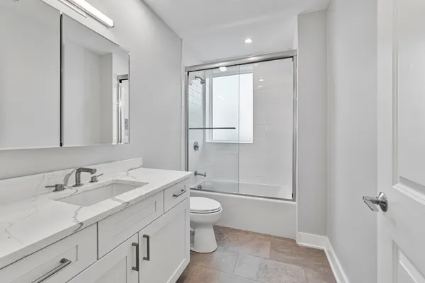 $4,035 | 935 West Winona Street, Unit 1N, Chicago, IL 60640