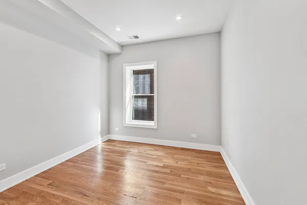 $4,035 | 935 West Winona Street, Unit 1N, Chicago, IL 60640