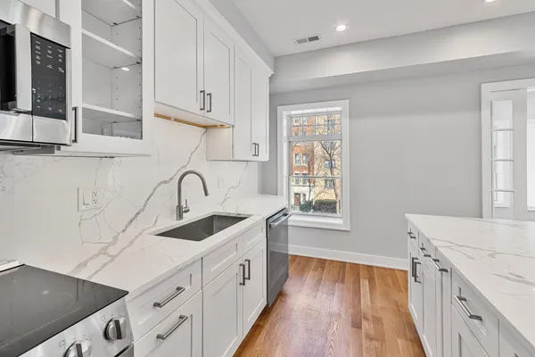 $4,035 | 935 West Winona Street, Unit 1N, Chicago, IL 60640