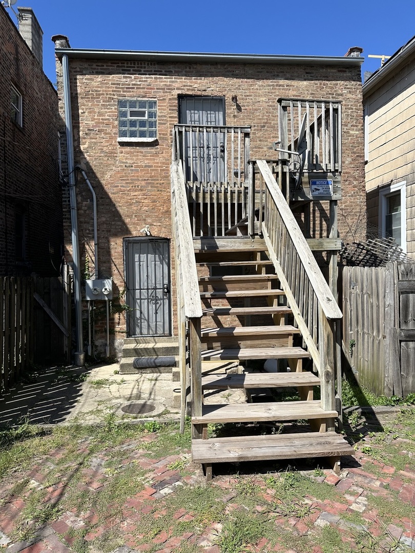 847 South Miller Street Chicago, IL 60607 - Photo 8 of 8 a view of entryway with a front door