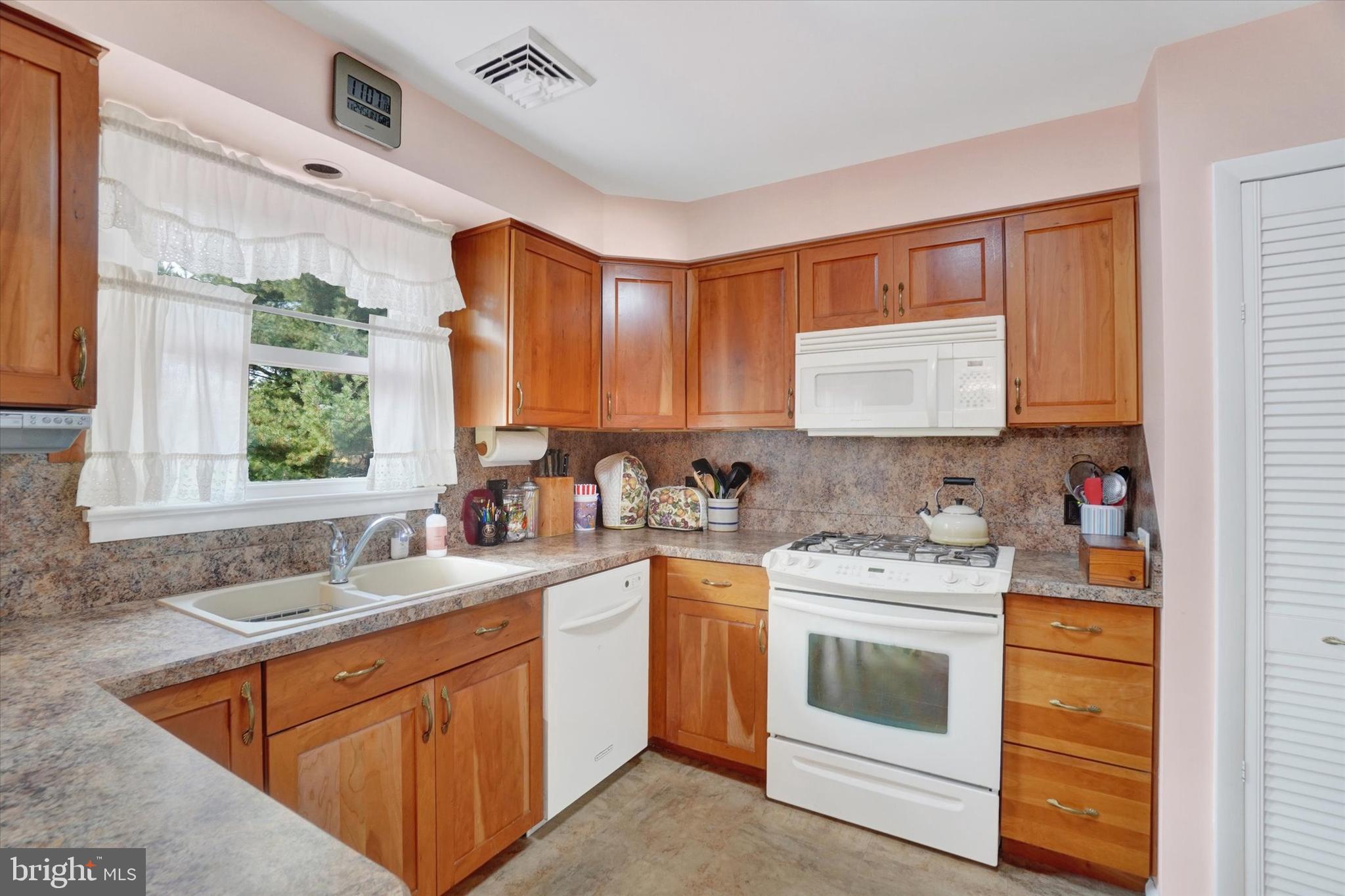 442 Pinehurst Road York, PA 17402 - Photo 11 of 26 Gallery Image 11